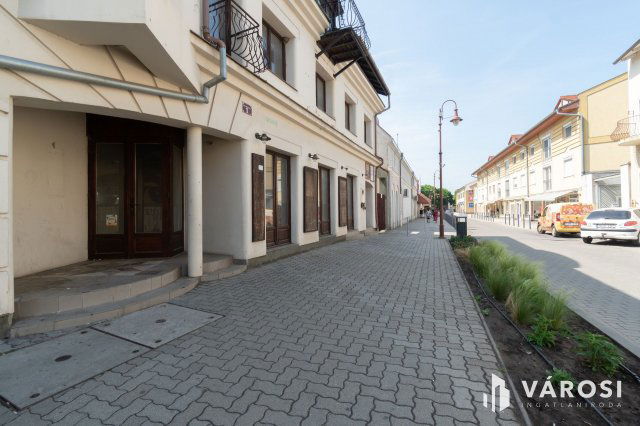 Eladó üzlethelyiség, Siófokon 299 M Ft, 17 szobás