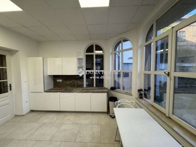 Eladó téglalakás, Pécsett 120 M Ft, 4 szobás