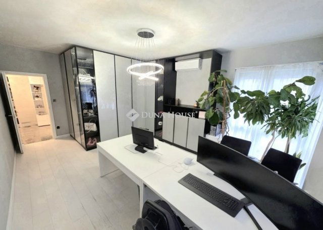 Eladó családi ház, Biatorbágyon 349.9 M Ft, 7 szobás