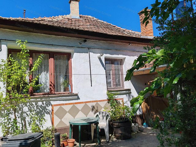 Eladó családi ház, Újszászon 20.9 M Ft, 2 szobás