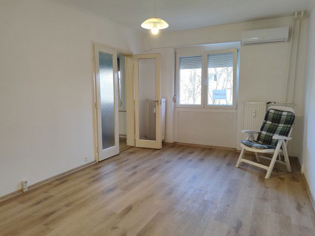 Eladó panellakás, Szekszárdon 35.9 M Ft, 3 szobás