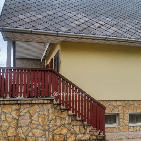 Eladó családi ház, Komáromban 49 M Ft, 4+1 szobás