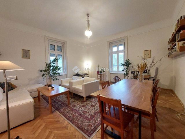 Eladó téglalakás, Budapesten, VII. kerületben, Almássy téren