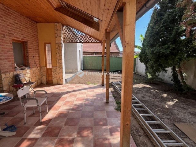 Eladó téglalakás, Pécsett 69.9 M Ft, 4 szobás