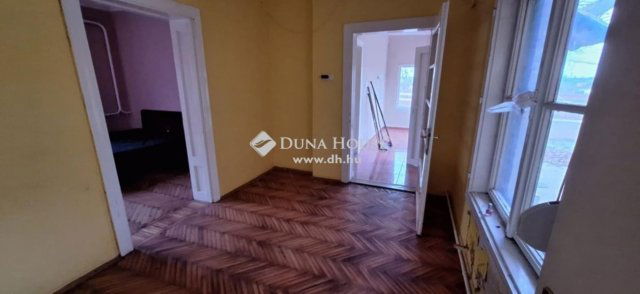 Eladó családi ház, Pécsett 29.99 M Ft, 3 szobás