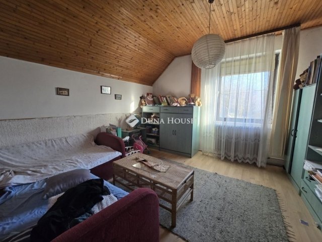 Eladó családi ház, Pécsett 66.9 M Ft, 5 szobás