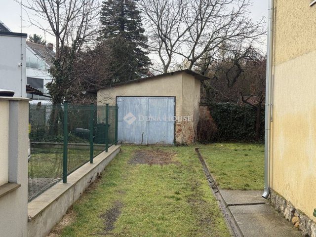 Eladó garázs, Pécsett, Erreth Lajos utcában 6.99 M Ft