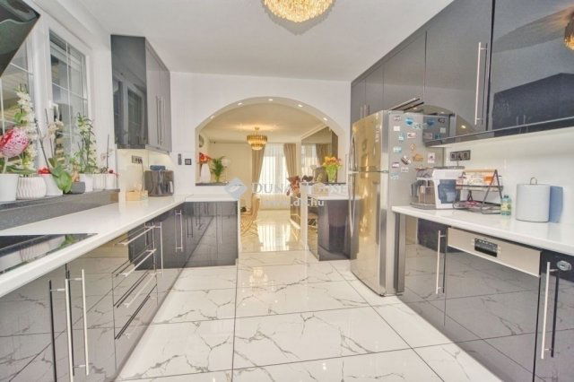 Eladó családi ház, Gyálon 299 M Ft, 7 szobás