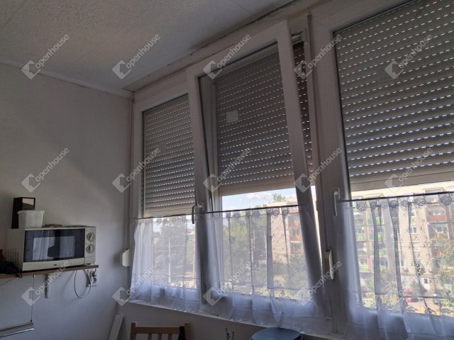 Eladó panellakás, Komáromban 38.2 M Ft, 2 szobás