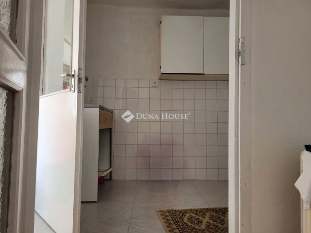 Eladó családi ház, Pécsett 28 M Ft, 3 szobás