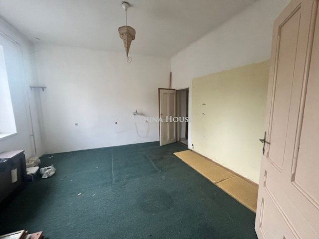 Eladó családi ház, Pécsett 56.9 M Ft, 5 szobás