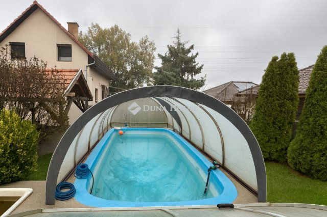 Eladó családi ház, Szigetszentmiklóson 85 M Ft, 5 szobás