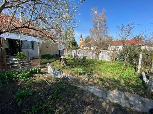 Eladó ikerház, Dobán 11.99 M Ft, 1+1 szobás