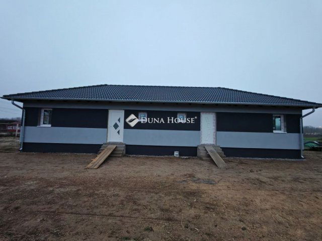 Eladó ikerház, Pilisen 34.5 M Ft, 2 szobás / költözzbe.hu