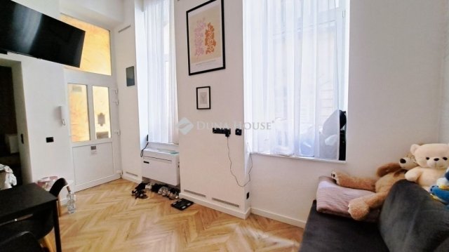 Eladó téglalakás, Budapesten, VI. kerületben 55.9 M Ft, 1 szobás
