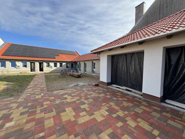 Eladó téglalakás, Pécsett 90 M Ft, 1+2 szobás