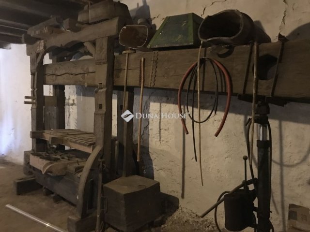 Eladó családi ház, Móron 15.9 M Ft, 1 szobás