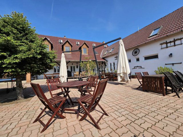 Eladó hotel, Bakson 349 M Ft, 20+5 szobás / költözzbe.hu