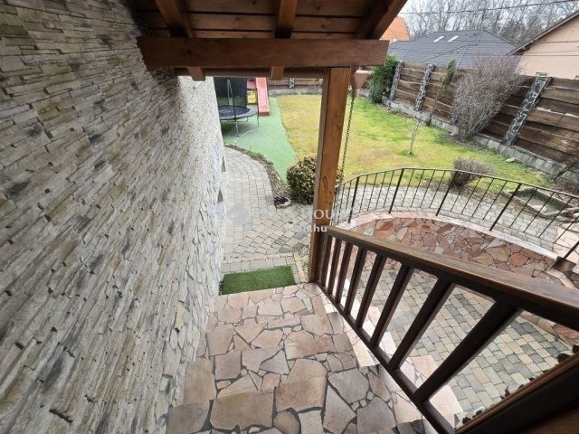 Eladó családi ház, Szigetszentmiklóson 129.9 M Ft, 7 szobás