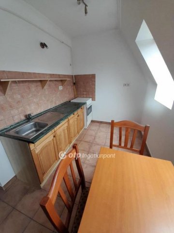 Eladó téglalakás, Pápán 37.5 M Ft, 2 szobás