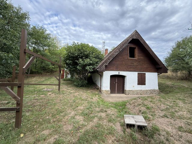 Eladó nyaraló, Lovasberényben 25 M Ft, 2 szobás