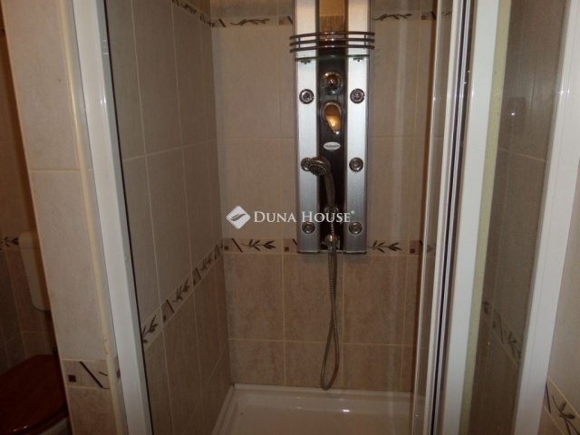 Eladó családi ház, Pécsett 120 M Ft, 5 szobás