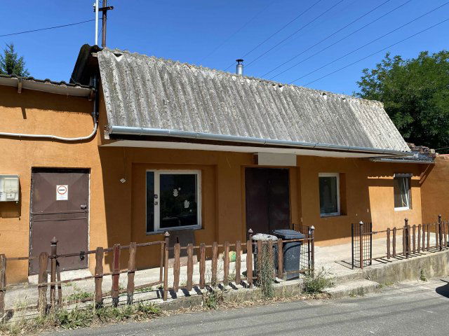Eladó üzlethelyiség, Komlón, Tavasz utcában 17.9 M Ft, 2 szobás