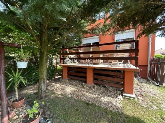 Eladó családi ház, Vecsésen 110 M Ft, 5 szobás