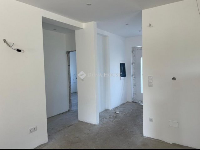 Eladó családi ház, Besnyőn 103 M Ft, 6 szobás
