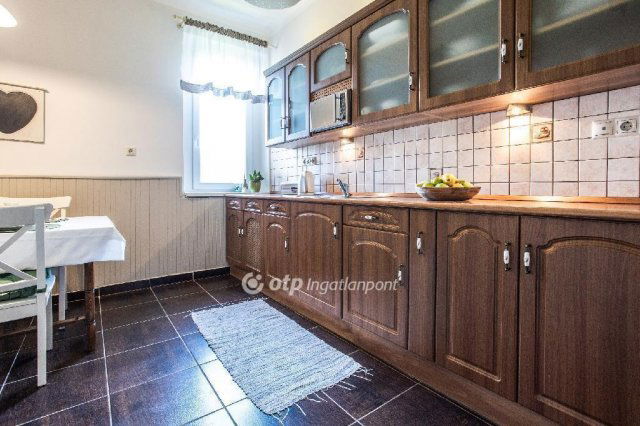 Eladó téglalakás, Komlón 42.8 M Ft, 3+1 szobás