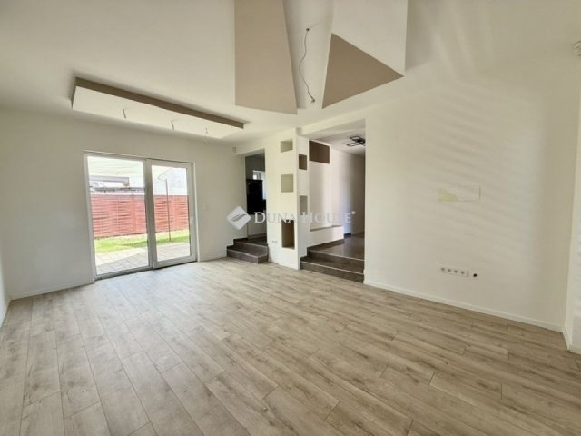 Eladó családi ház, Pécsett 145 M Ft, 4 szobás