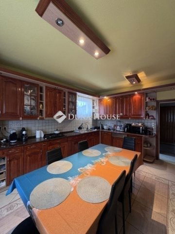 Eladó családi ház, Vecsésen 159 M Ft, 5 szobás