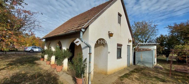 Eladó nyaraló, Dombóváron 10 M Ft, 3 szobás