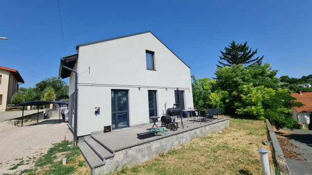 Eladó ikerház, Dunaújvárosban 80 M Ft, 2+1 szobás
