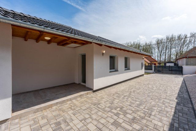 Eladó családi ház, Szigetújfalun 99.9 M Ft, 4 szobás