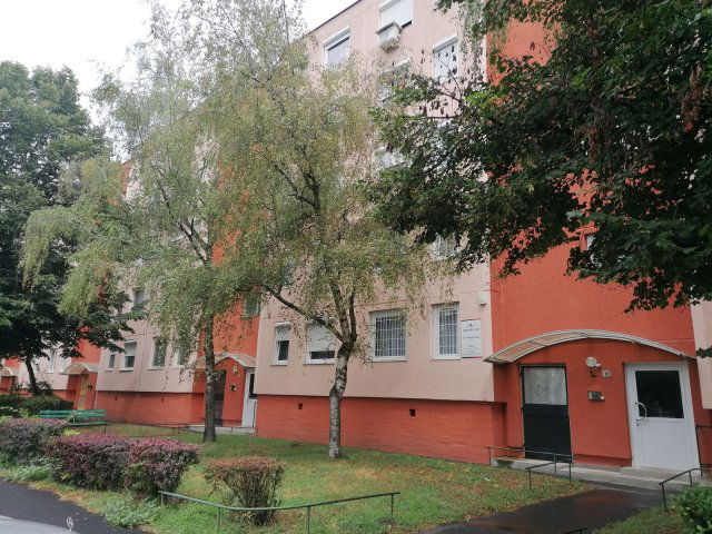 Kiadó panellakás, albérlet, Ajkán, József Attila utcában