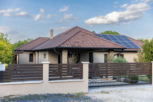 Eladó családi ház, Balatonkenesén 445 M Ft, 4 szobás