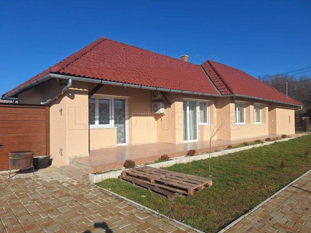 Eladó családi ház, Nagyszokolyon 49.9 M Ft, 12 szobás