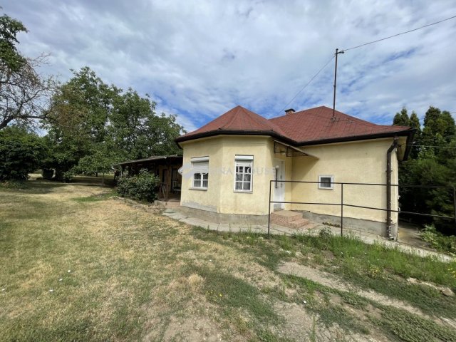 Eladó családi ház, Felcsúton 40 M Ft, 1 szobás