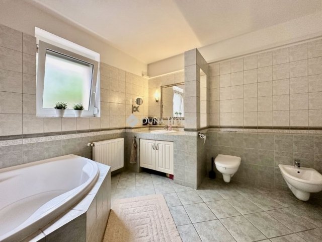 Eladó családi ház, Pécsett 250 M Ft, 9 szobás