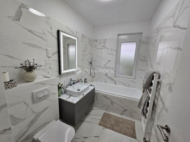 Eladó téglalakás, Pécsett 96.9 M Ft, 4 szobás