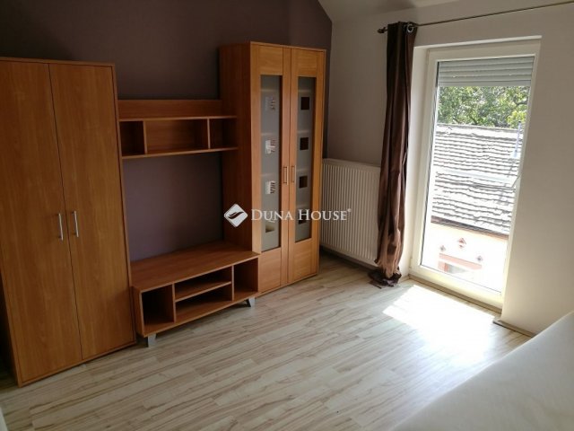 Kiadó téglalakás, albérlet, Pécsett 320 E Ft / hó, 4 szobás