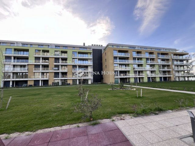 Eladó téglalakás, Siófokon 186.11 M Ft, 6 szobás