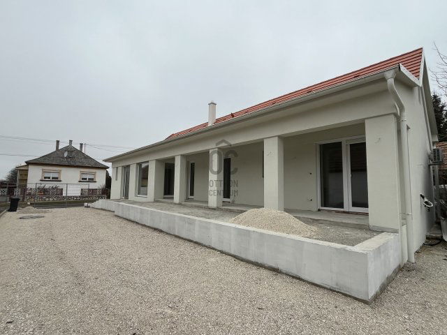 Eladó családi ház, Bakonyszentlászlón 79.9 M Ft, 4 szobás