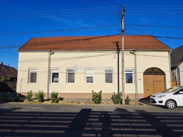 Eladó családi ház, Dombóváron 38 M Ft, 4 szobás