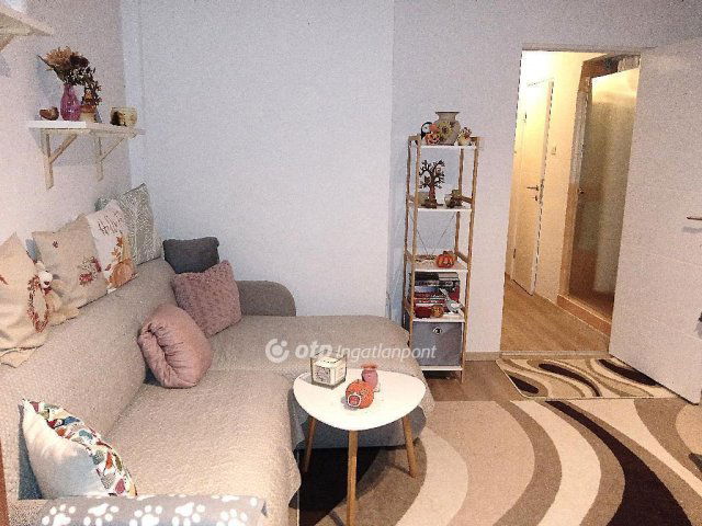 Eladó téglalakás, Ajkán 25.6 M Ft, 1 szobás