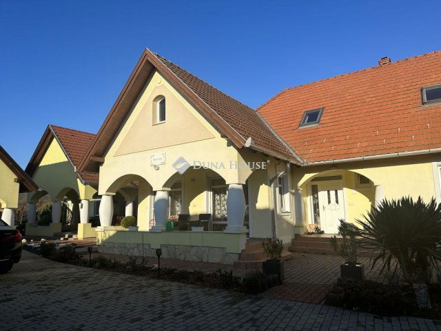 Eladó családi ház, Zalacsányon 161.2 M Ft, 7 szobás