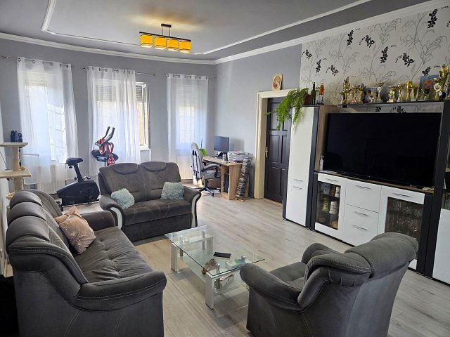 Eladó téglalakás, Pétfürdőn 69.9 M Ft, 4 szobás