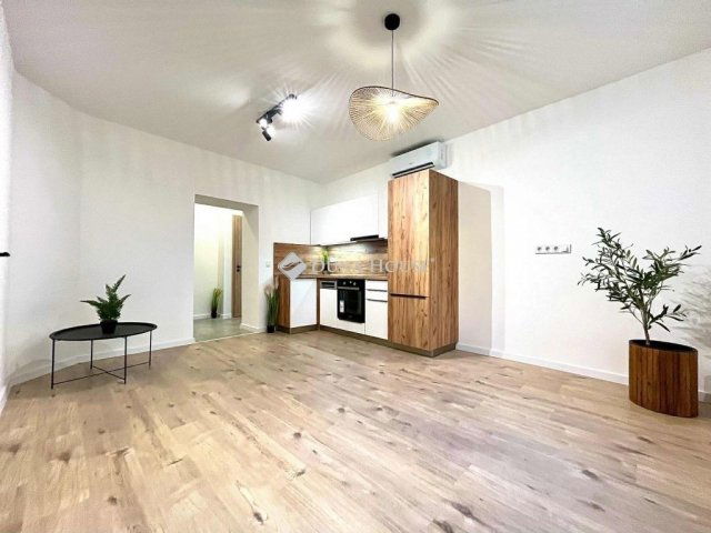 Eladó téglalakás, Pécsett 73.9 M Ft, 3 szobás