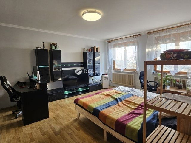 Eladó családi ház, Pécsett 69.9 M Ft, 3 szobás